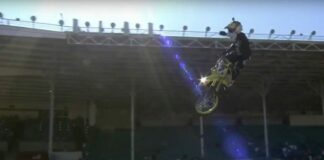 Head-to-head racing on an unwound supercross track – Red Bull Straight Rhythm 2015