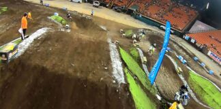 Hawaiian SX GoPro: Justin Brayton gets into a last-lap battle with Ryan Sipes