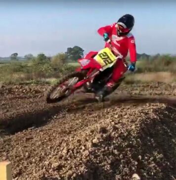 1998 Honda CR500 compilation ā ‘best sounding two-stroke Iāve ridden’ ft. Neville Bradshaw