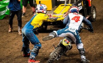 Watch Ronnie Mac and Ricky Carmichael tangle at Aus-X Open Ronnie Mac vs Ricky Carmichael