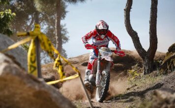 Steve Holcombe maintains EnduroGP lead but made to work hard Steve Holcombe ā EnduroGP of Portugal