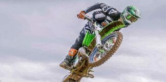 18-year-old KX 125 in epic battle vs modern four-strokes race