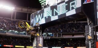 Yoshimura Suzuki re-sign James Stewart